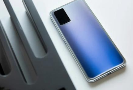 Vivo正在使用變色玻璃來(lái)改變顏色的手機