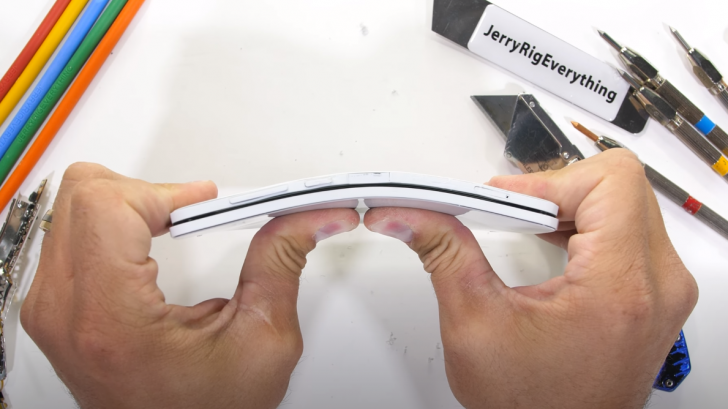 微軟 Surface Duo通過(guò)JerryRigEverything的耐久性測試