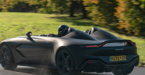 阿斯頓·馬丁V12 Speedster原型車(chē)上路