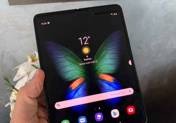 三星通過(guò)新軟件更新將其與Galaxy Z Fold 2的某些功能引入了Galaxy Fold