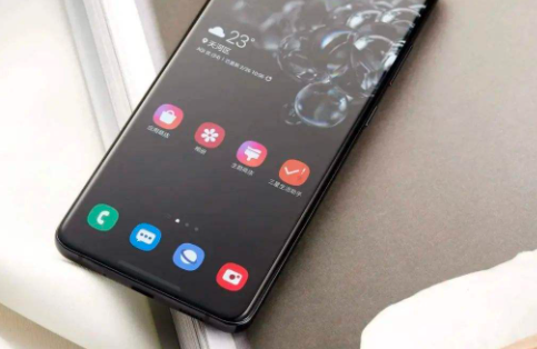 三星Galaxy S21的輪廓為設計提供了重要線(xiàn)索