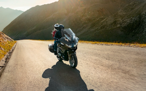 新款寶馬R 1250 RT配備儀表盤(pán)地圖顯示功能