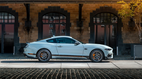 2021年福特野馬EcoBoost的成本為485美元，新的Mach 1零售價(jià)格為51,000美元