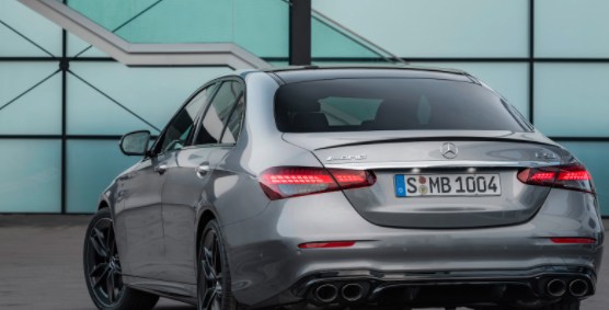 全新的2021年梅賽德斯AMG E53轎車(chē)在動(dòng)力，運動(dòng)性和豪華感之間取得了令人滿(mǎn)意的平衡