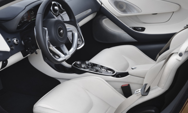 2020年邁凱輪GT擁有轎車(chē)的載貨空間以及超級跑車(chē)的動(dòng)力