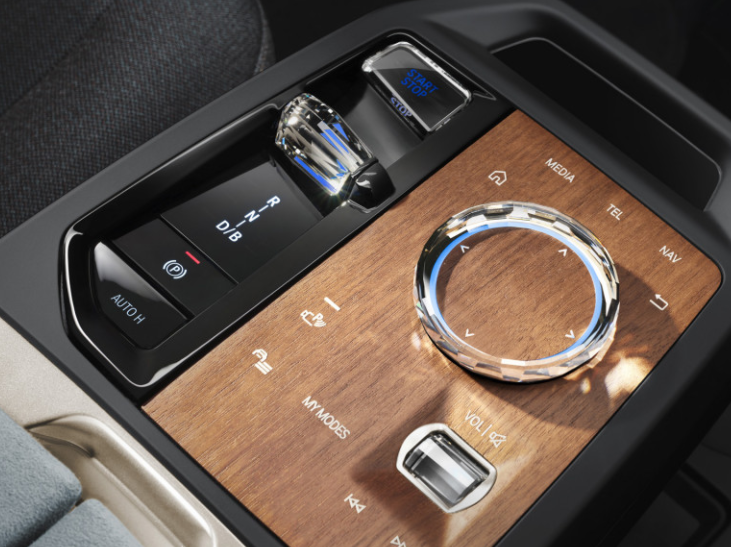 寶馬iNext作為500馬力，300英里續航的iX電動(dòng)SUV亮相 