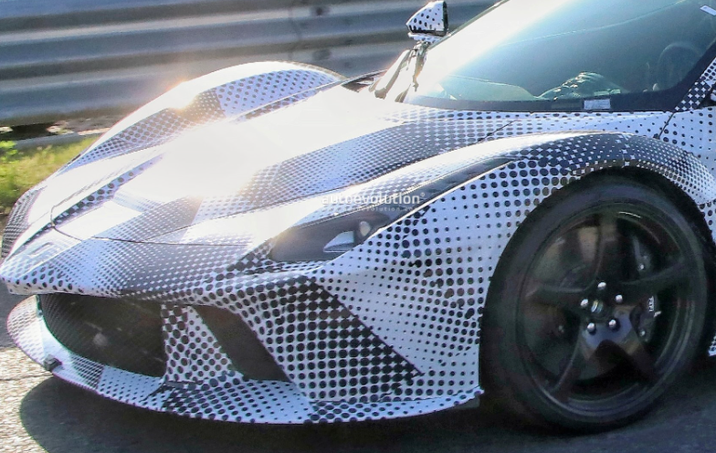 搭載LaFerrari車(chē)身的新款法拉利超級跑車(chē)，具有插電式混合動(dòng)力V12