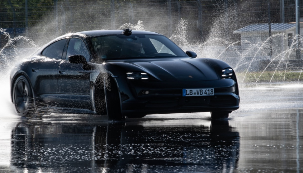 保時(shí)捷Taycan創(chuàng  )造了吉尼斯世界紀錄，電動(dòng)汽車(chē)最長(cháng)的漂移時(shí)間