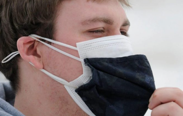 日本科學(xué)家使用一臺超級計算機來(lái)計算人們是否戴雙層口罩