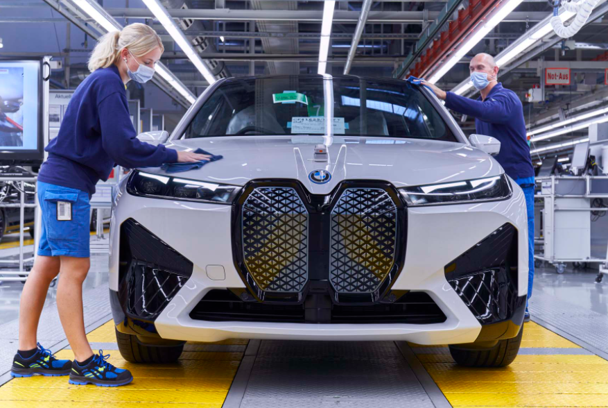 2022年寶馬iX xDrive50承諾500 hp，300英里范圍，起始價(jià)格為80,000美元