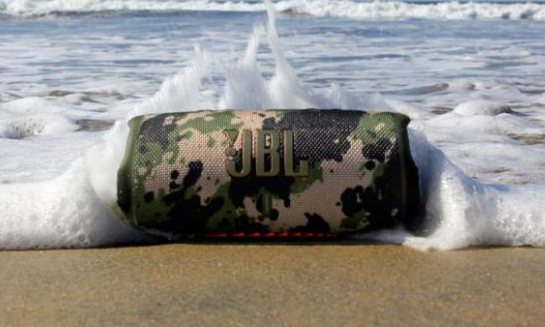 JBL Charge 5防水和防塵，提供長(cháng)達20個(gè)小時(shí)的工作時(shí)間