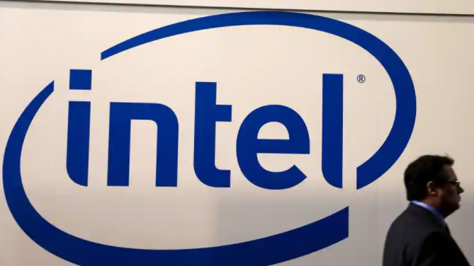 當拜登致力于解決芯片短缺問(wèn)題時(shí)，英特爾承諾將為汽車(chē)制造商提供幫助