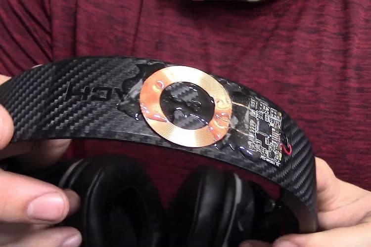 硬件黑客手動(dòng)將無(wú)線(xiàn)充電添加到他的耳機中