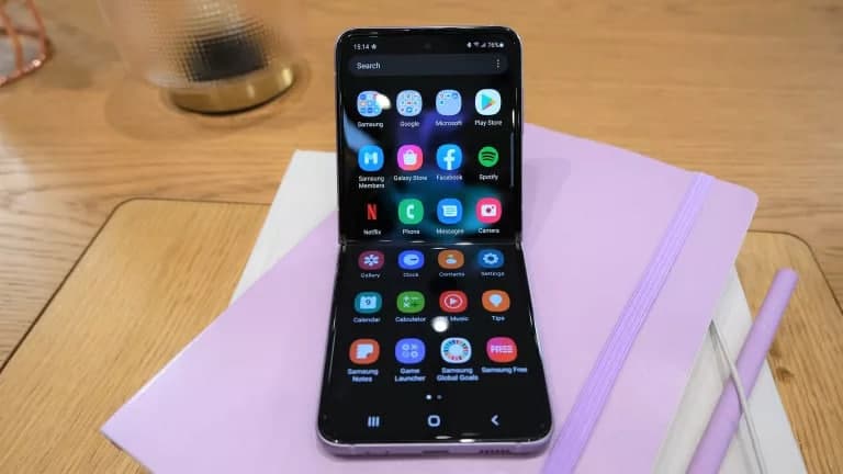 三星 Galaxy Z Flip 3 5G 是一款時(shí)尚的翻蓋手機