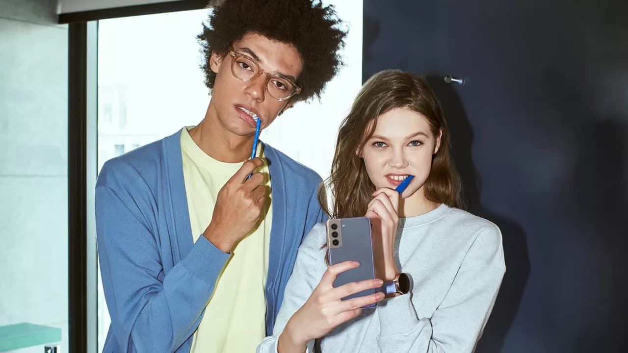 三星 Galaxy S22 早期發(fā)布傳聞?dòng)萦?，據報?S21 FE 被取消