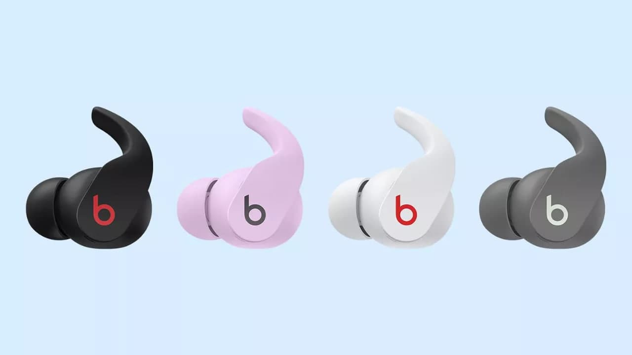 在金卡戴珊的耳朵里發(fā)現了新的 Beats 無(wú)線(xiàn)耳機，竊取了 AirPods 的風(fēng)頭