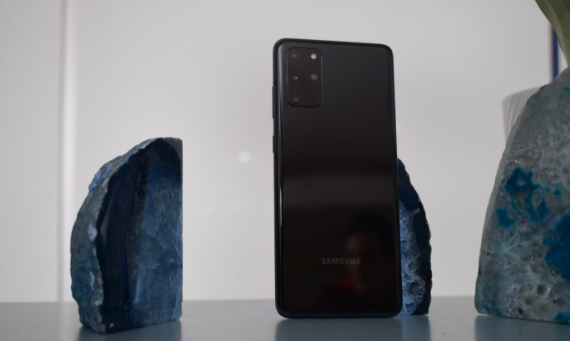 OPPO Find X9s偽裝機曝光 延續家族設計 配雙2億鏡頭