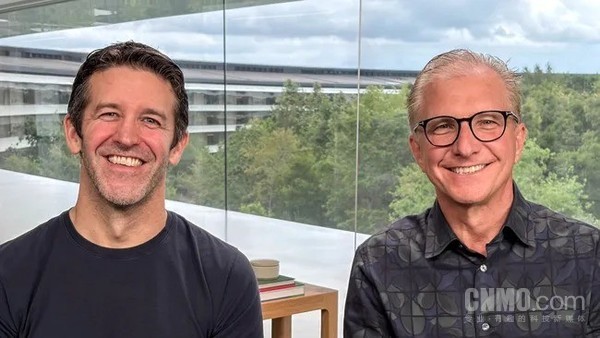 格雷格·喬斯維亞克(右)