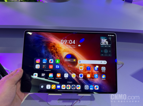 榮耀MWC 2026展館實(shí)拍 榮耀機器人/手機成全場(chǎng)焦點(diǎn)！