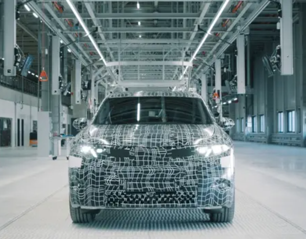 新世代架構X車(chē)型下線(xiàn)