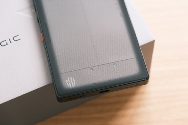 紅魔10 Pro+氘鋒透明暗夜版真機曝光 純平偏執狂？