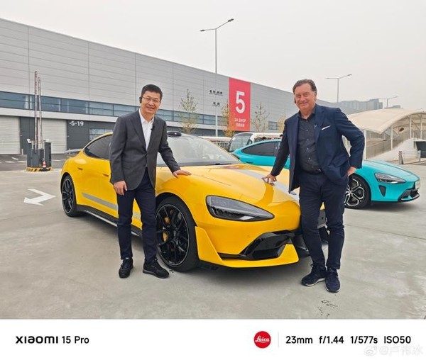 徠卡CEO在盧偉冰的親切陪同下體驗了小米SU7 Ultra