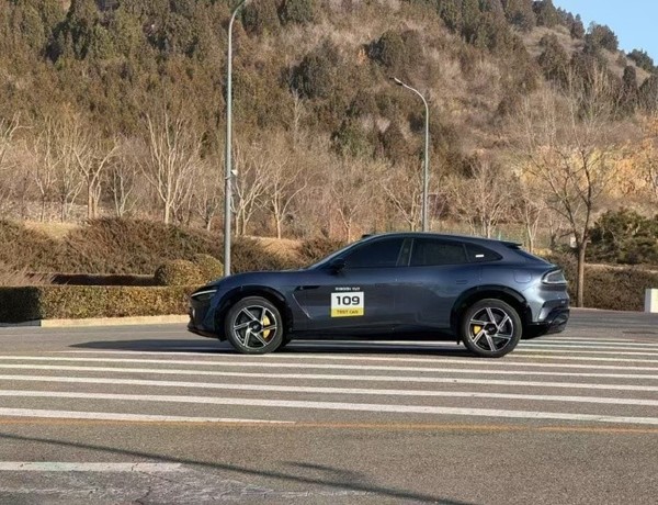 小米YU7無(wú)偽裝真車(chē)曝光 車(chē)界肌肉猛男