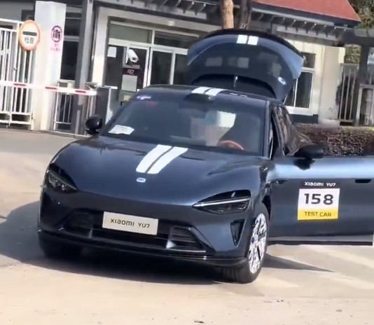 小米YU7最新視頻實(shí)錘掀背式尾門(mén) 門(mén)把手也有亮點(diǎn)？