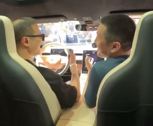 汪峰李斌車(chē)內無(wú)麥K歌