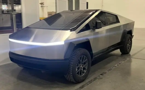 特斯拉Cybertruck高速120km/h撞鹿 乘員毫發(fā)無(wú)損 - 手機中國 -