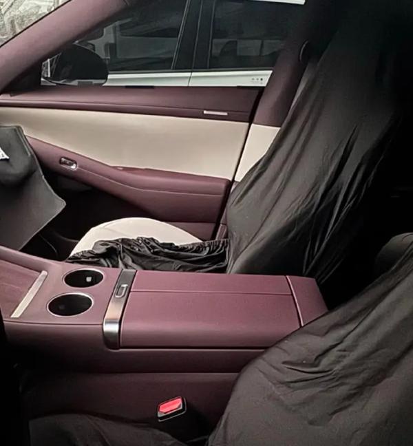 小米YU7偽裝貼紙被撕泄露新配色:低飽和度的綠色