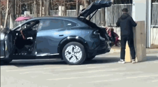 小米YU7最新視頻實(shí)錘掀背式尾門(mén) 門(mén)把手也有亮點(diǎn)？