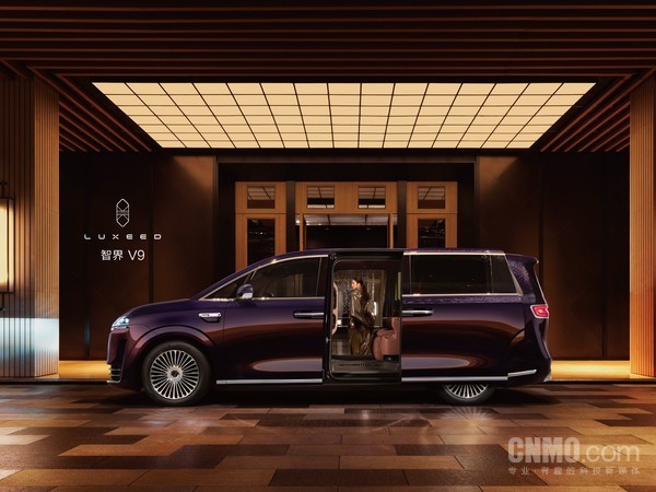 智界V9側向互動(dòng)迎賓光毯功能曝光，或將重寫(xiě)高端MPV交互新維度