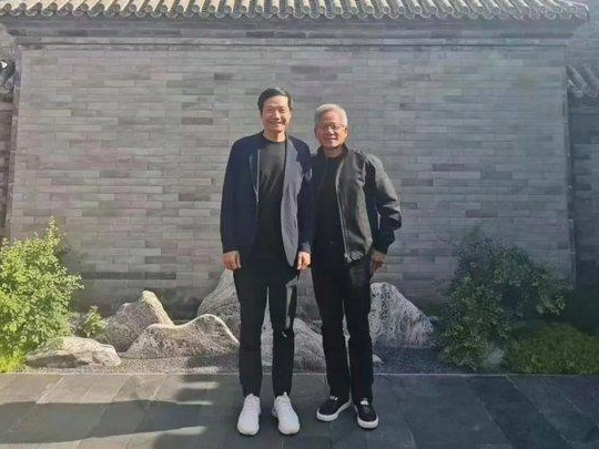 黃仁勛稱(chēng)非常想買(mǎi)一輛小米汽車(chē) 此前曾和雷軍合影